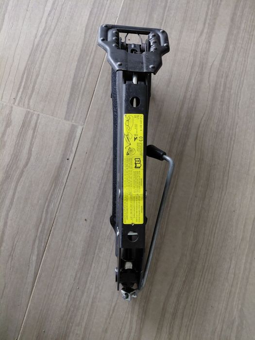 Продавам оригинален крик за VW Touareg (2002-2010г.),Audi Q7 (2005-2009г.) 7L0 011 031 B