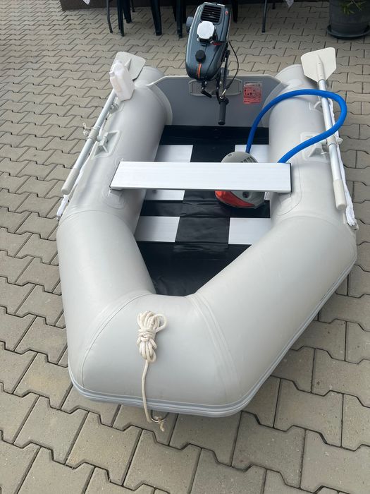Barca gonflabilă 2.30 m lungime +motor termic 3.5hp
