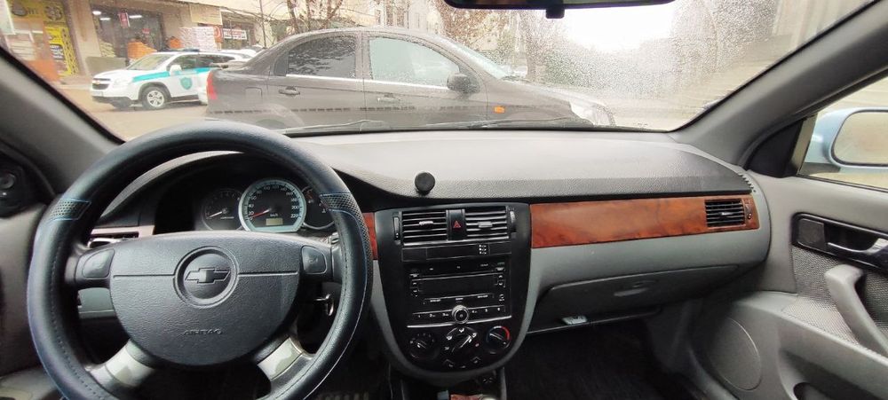 Lacetti 1.8 sotiladi