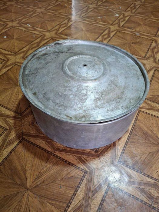 Тазики алюминиевый и пластмассовый