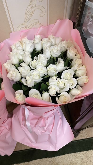 Свежие белые розы