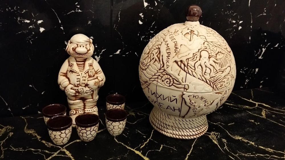 Штоф с рюмками, глобус бар.