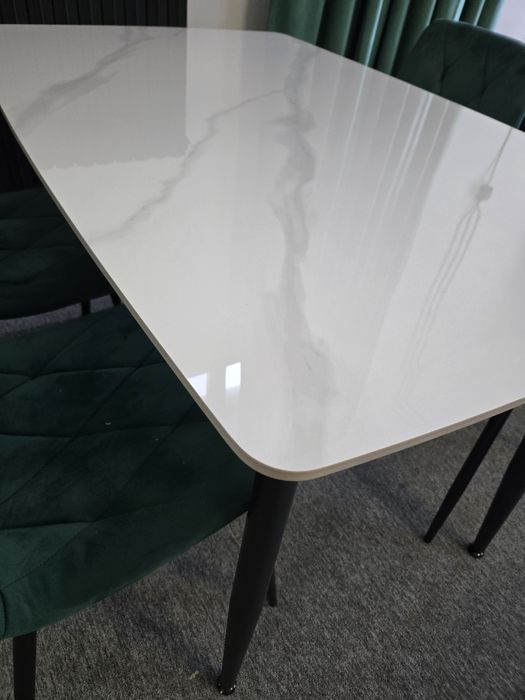 Masa de marmura  cu 4 scaune