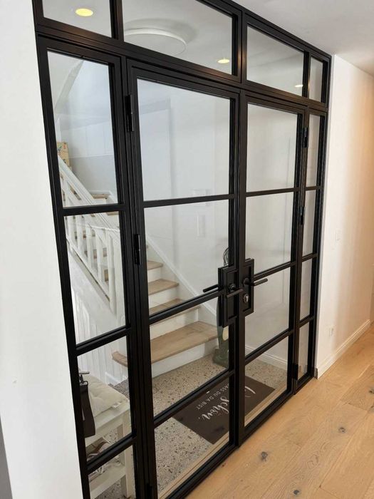 Compartimentare LOFT cu ușă din oțel și sticlă, la comandă