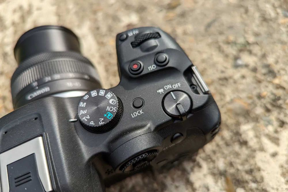 Canon EOS R7 complet,model mai vechi
