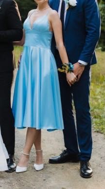 Vand rochie blue ciel, scurta, cu spatele gol in V si decolteu