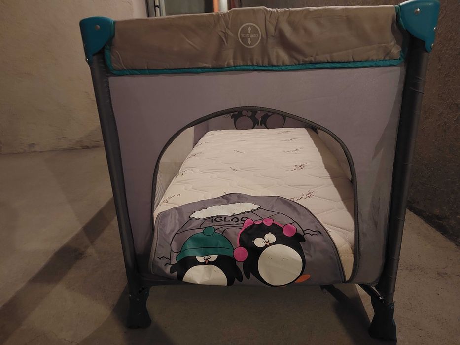 Продавам детска кошарка с матрак Пиер Карден