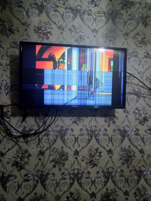 Веста продаётся телевизор срочно на запчасти работает всё только экран