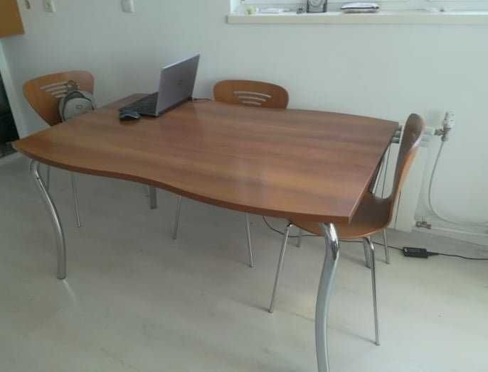 Продавам трапезна маса