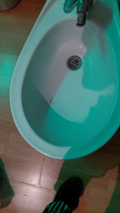 Беде белого цвета со смесителем