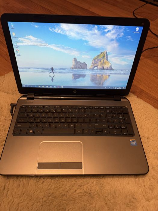 Laptop HP 250 G3 – funcțional (doar conectat la priză)