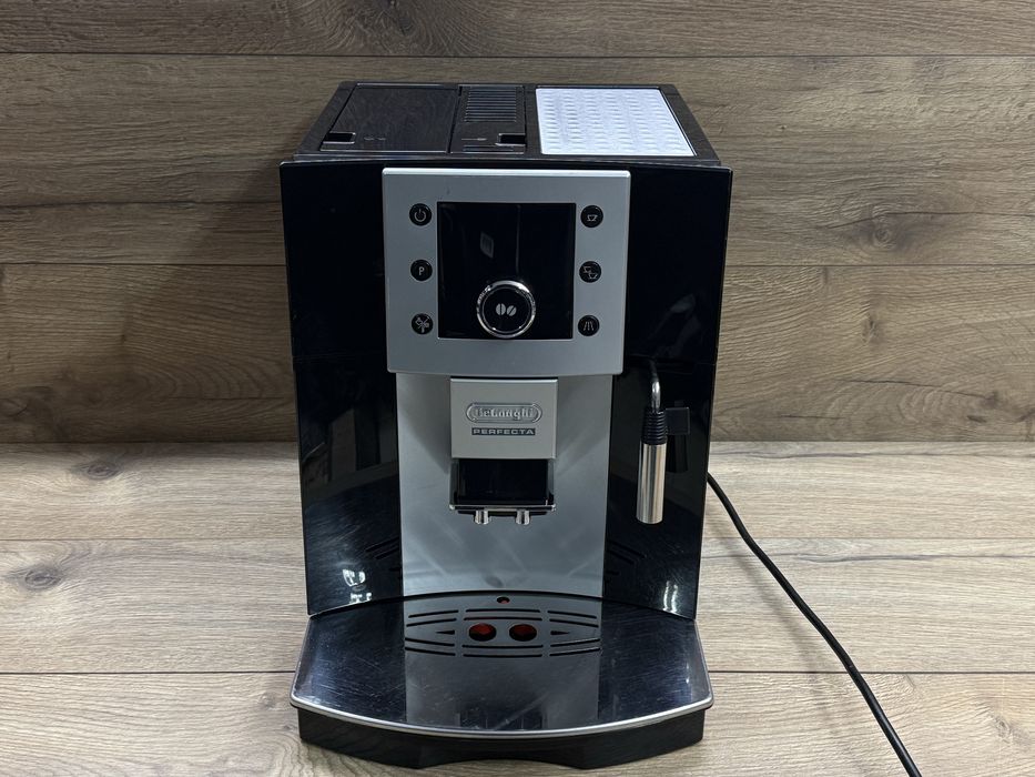 Продавам кафемашина Delonghi Perfecta Type:ESAM5400 EX1