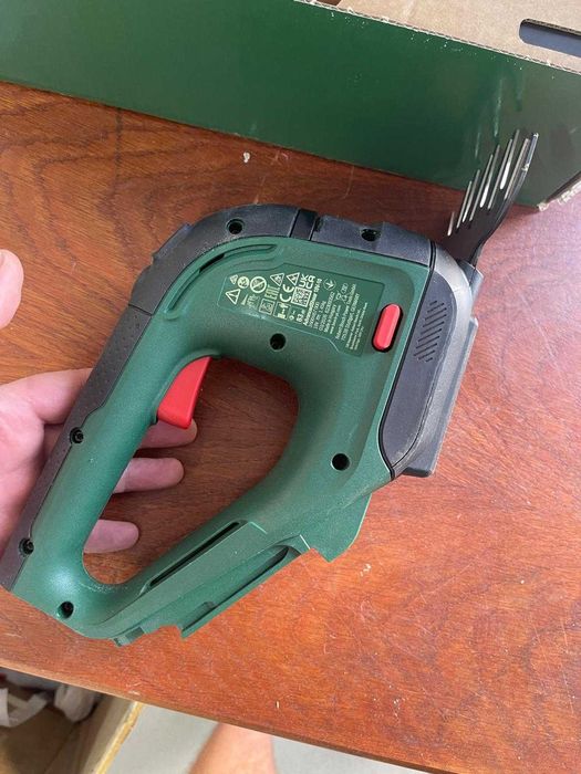 Foarfecă iarbă Bosch AdvancedShear 18V-10 (fără baterie, tăie până la 85 m² pe o singură încărcare a bateriei)