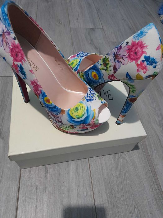 Pantofi cu toc inalt