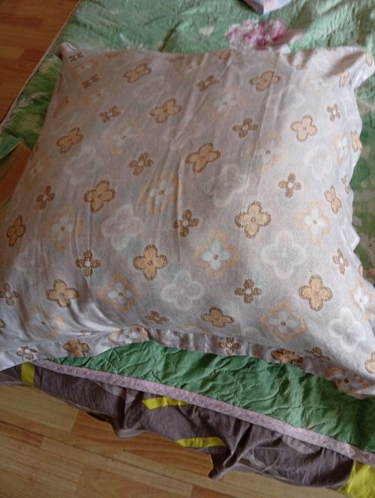 Продам матрас,и 2 подушки.