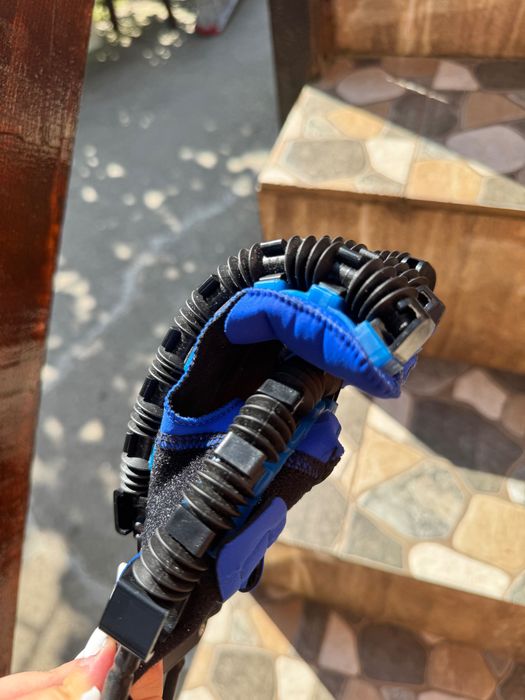 Mănușă robotică recuperare AVC mână stângă L – Hand Trainer