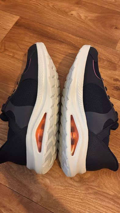 Дамски маратонки, Skerchers