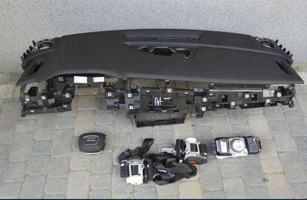 Арматурно табло , колани , Airbag Audi Q8