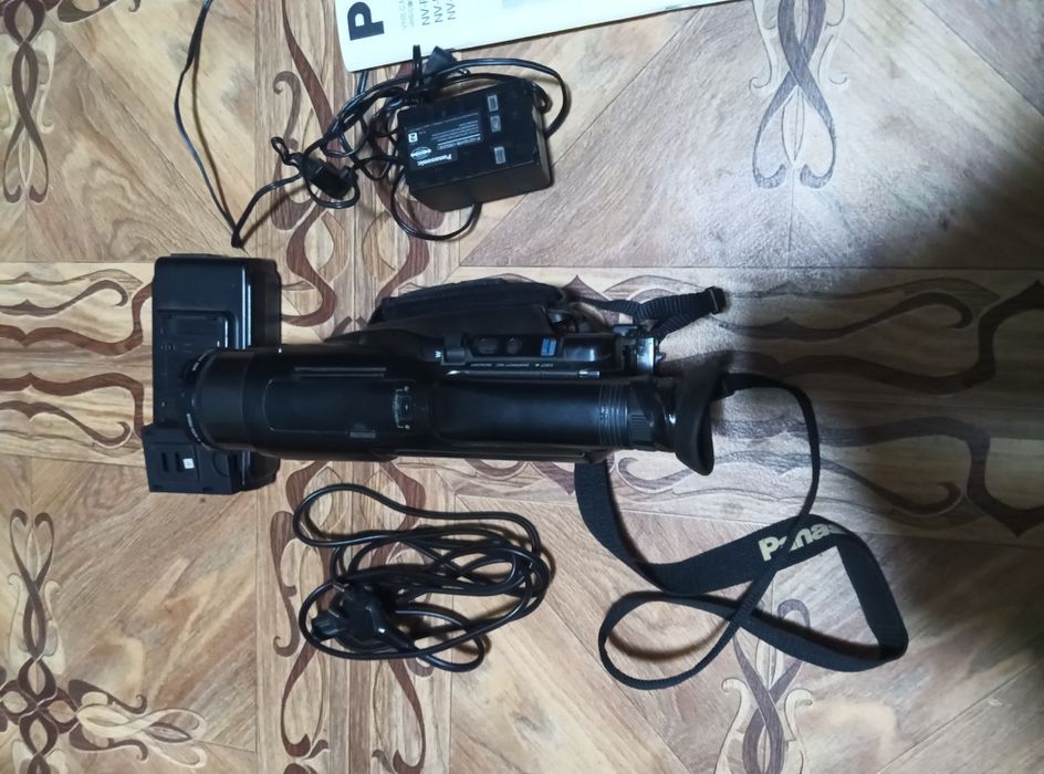 Видео камера работает отлично  снимает только нет касеты́  так работае