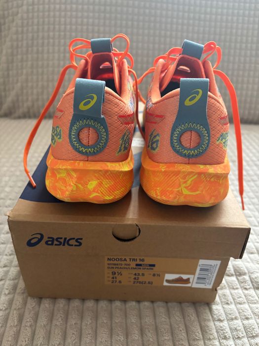 Маратонки ASICS.