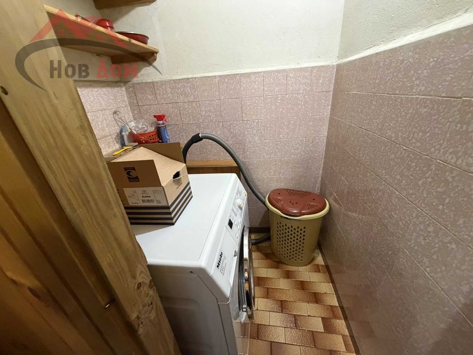 Тристаен в център