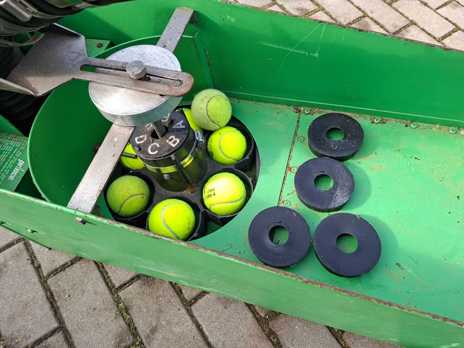 Masina lansat mingi de tenis/ tun de mingi tenis