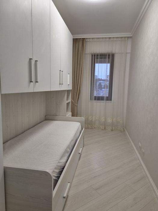 Închiriez apartament cu trei camere în bloc nou mobilat si utilat