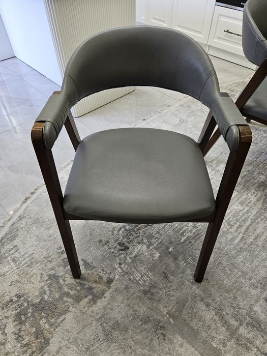 Стул из экокожи с подлокотником