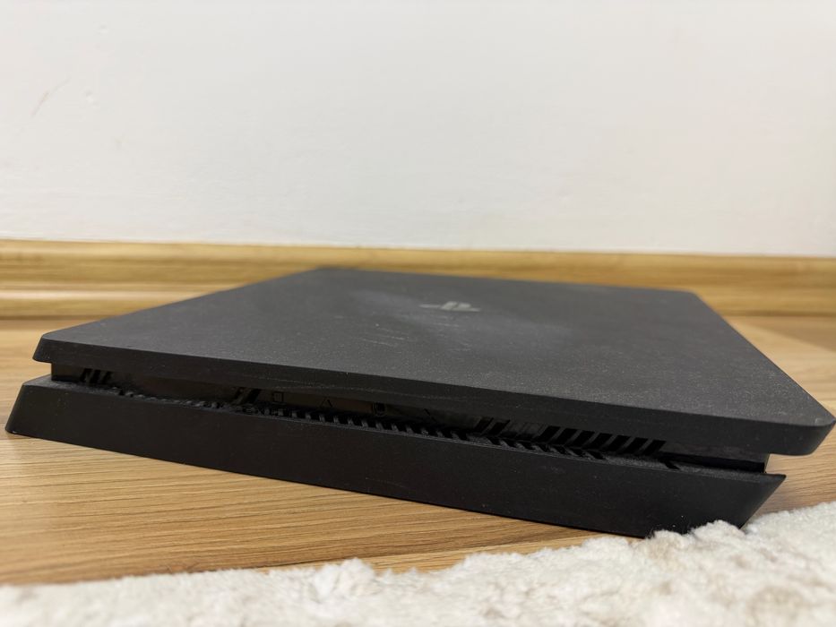 PlayStation 4 Slim-500 gb + controller + 4 jocuri