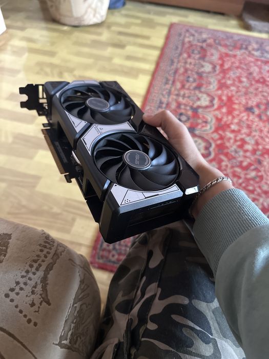RTX 50 на 60 новый чуть-чуть по бокам вмятина есть а так все чётко …