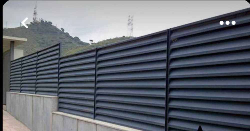 Современные заборы жалюзи для частных домов.