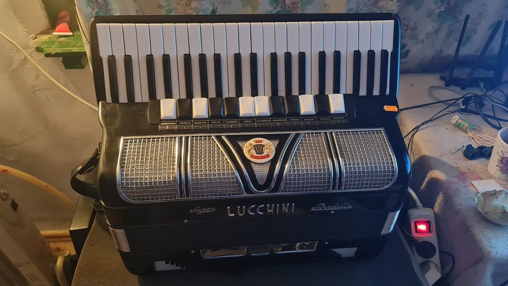 Acordeon super luccini  italian 130 basi, 13 registre