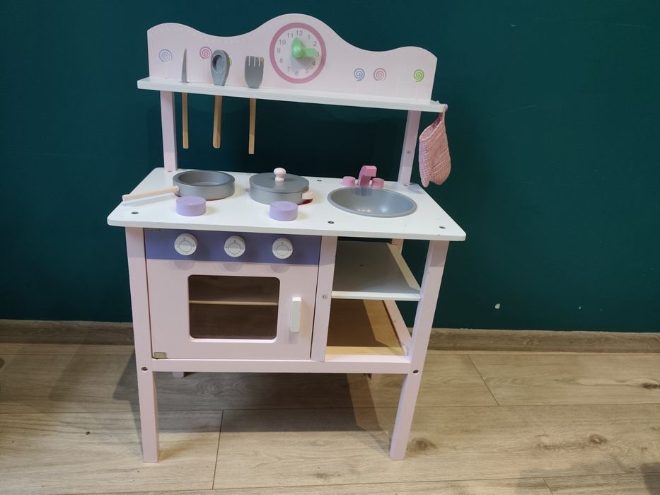 Дървена кухня розова