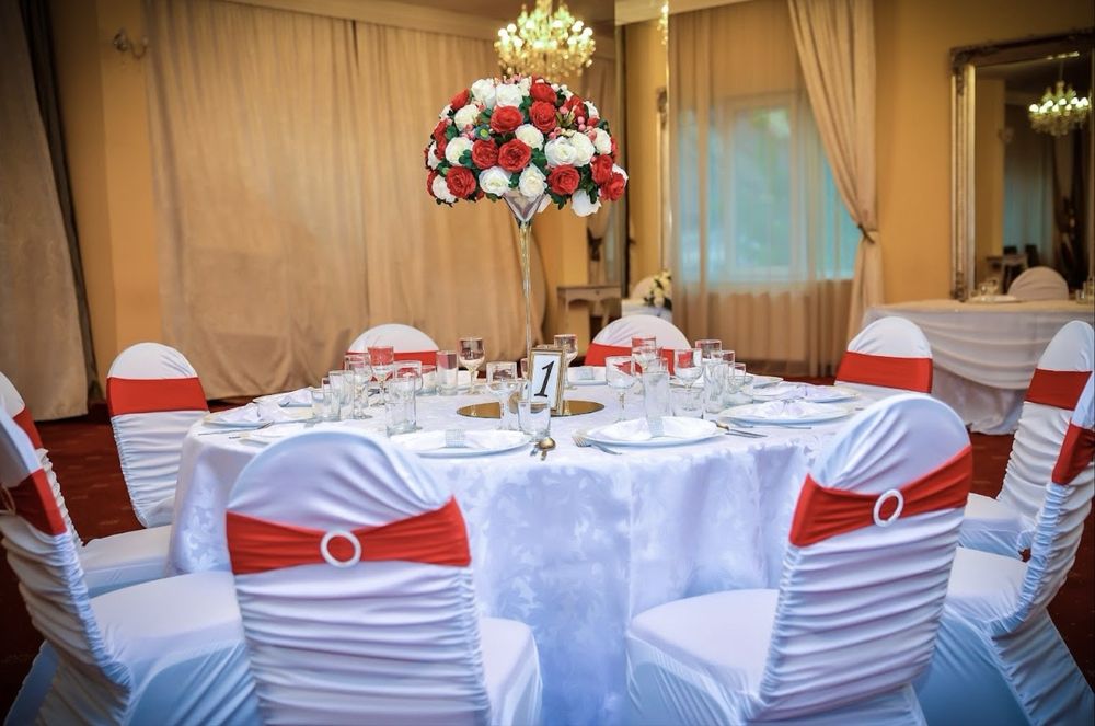 Inchiriez fete de masa /huse si funde scaun