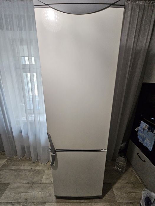 Холодильник SNAIGE.