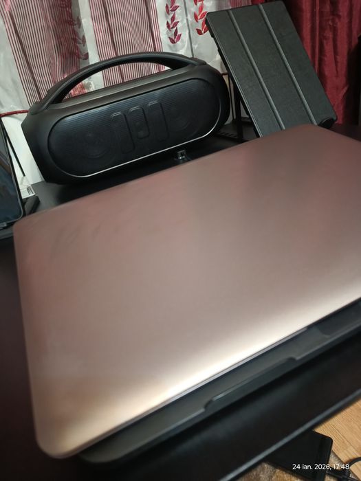 TrekStor SurfBook W2 – Eleganță Germană, Performanță Eficientă!