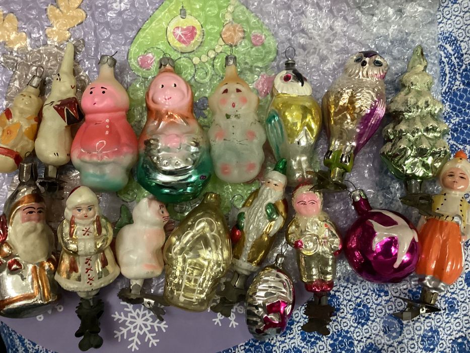 Продаются ёлочные игрушки.
