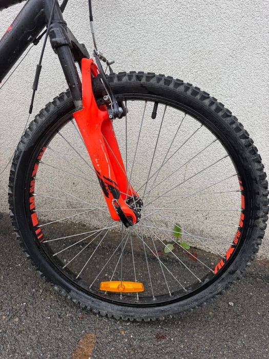 Bicicleta B'Twin Rockrider 500 (24 inch) pentru copii / juniori.