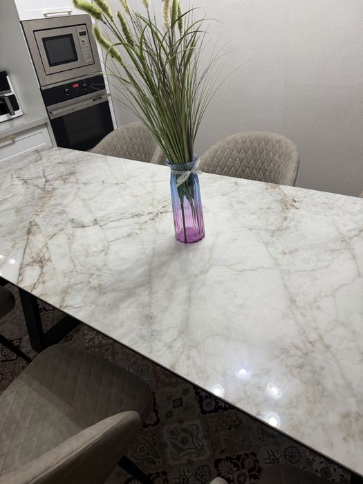 Стол вместе с стульями