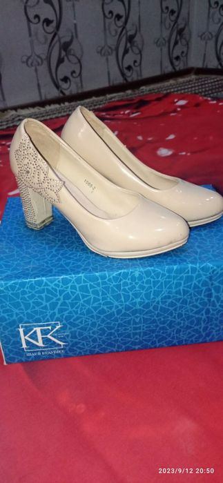 Oyoq kiyimlar sotiladi