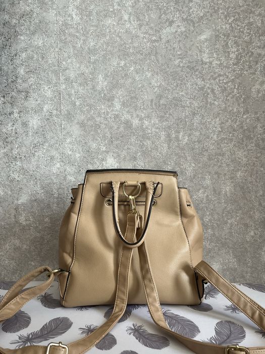 бежевый кожаный рюкзак