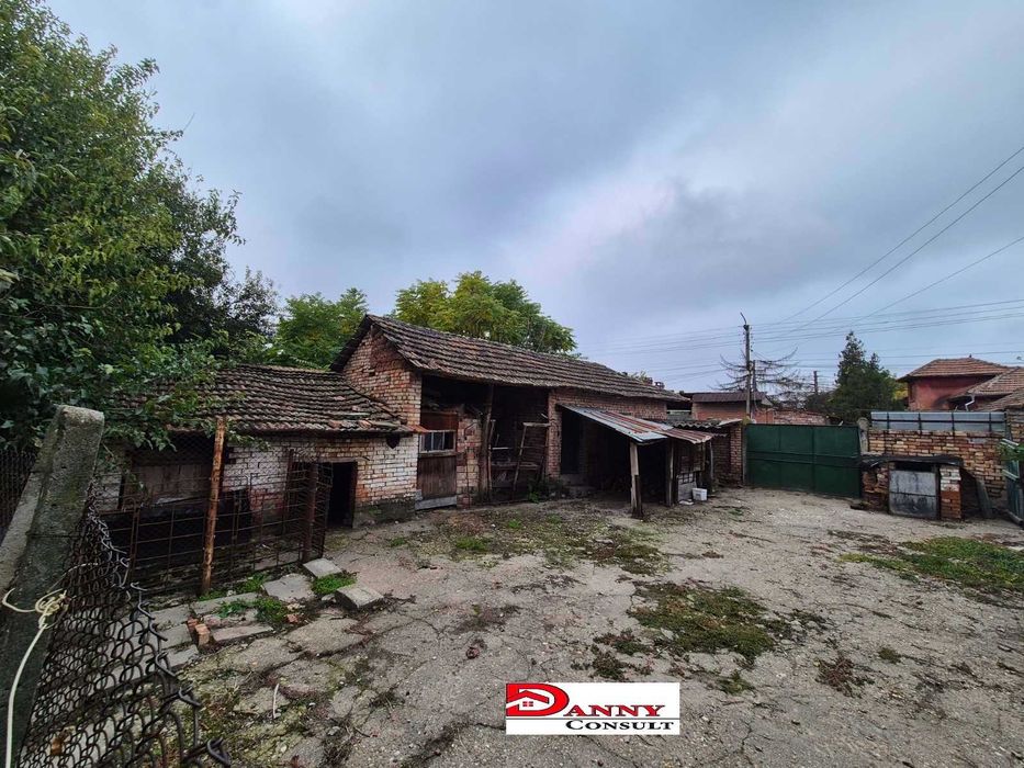 Къща с двор и кладенец в с. Бутово, общ. Павликени