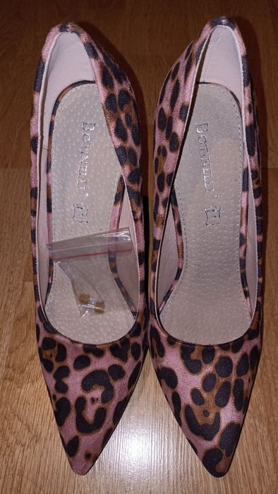 Vând pantofi animal print roz