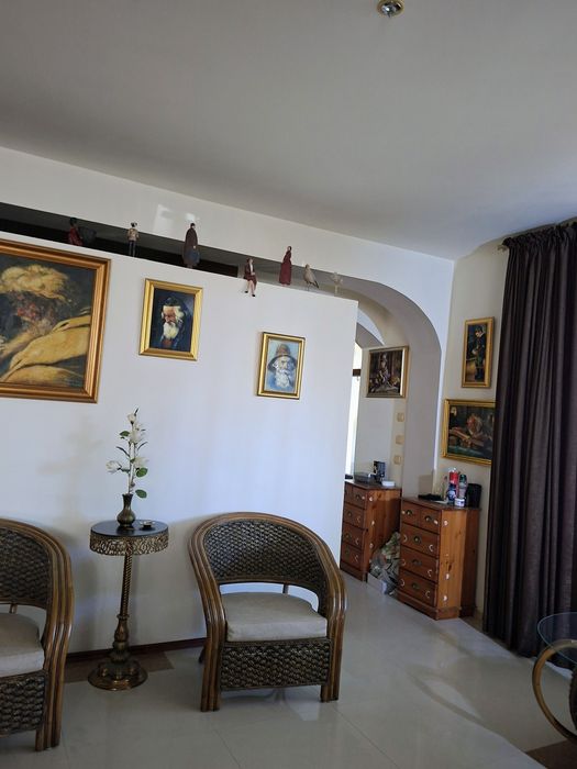 Vilă, pensiune mobilată,utilată. Lângă plajă. 11 camere.Negociabil direct PROPRIETAR.
