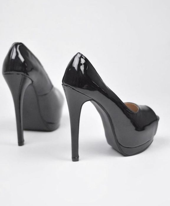 Обувки на висок тънък ток и платформа модел на Christian Louboutin