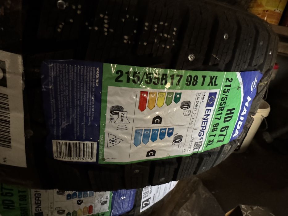 Продам комплект шин на 215/55/17