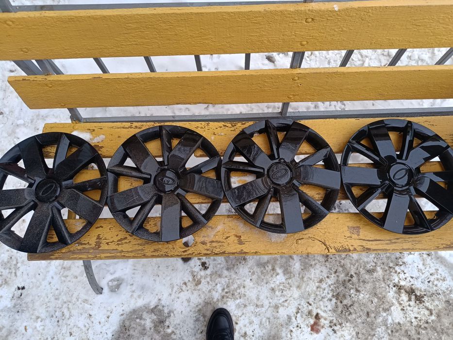 Продам Гранта FL колпаки черный глянец