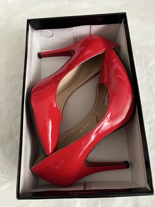 Pantofi rosii stileto