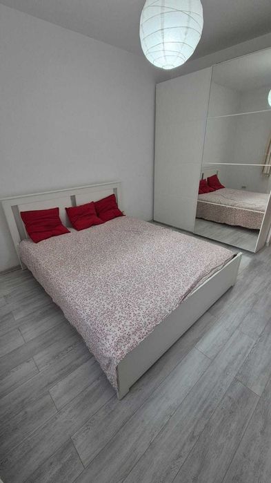 Închiriez apartament cu parcare