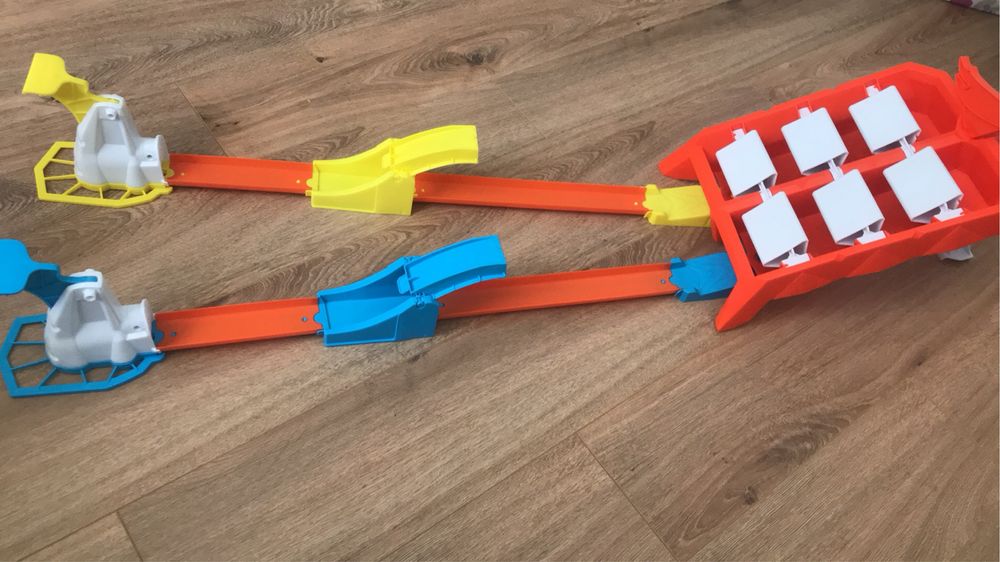 Писти, гаражи Hot Wheels и други